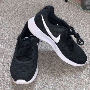 Nike Tanjun Sneakers
